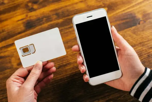 Dans quel sens mettre une carte sim pour éviter les erreurs d'insertion